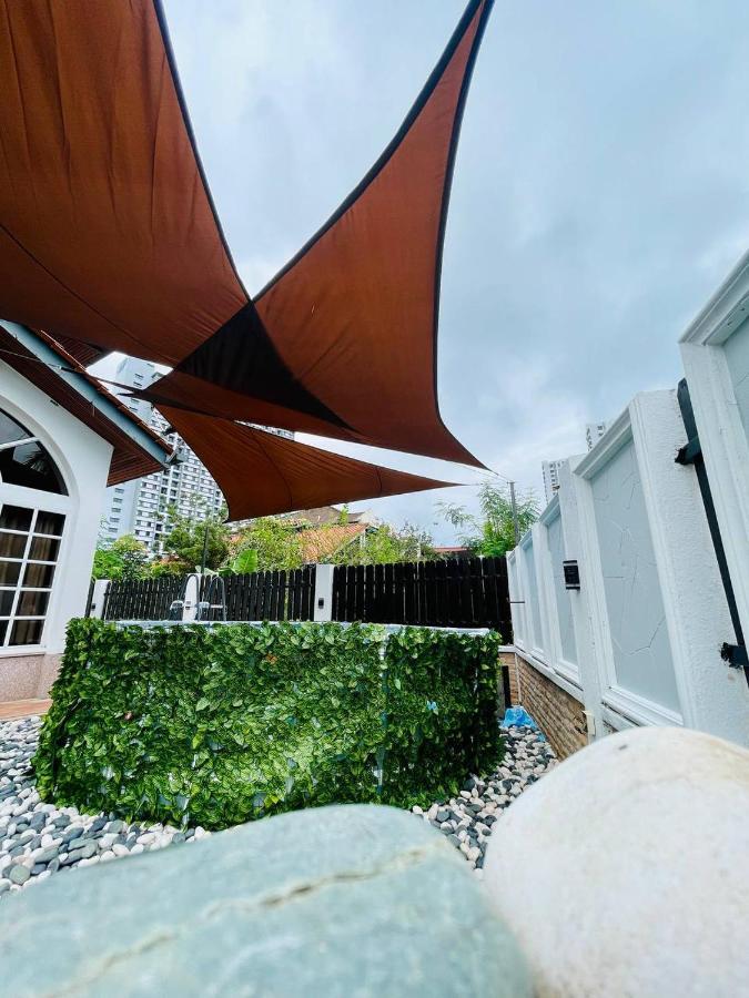 Trendy Family Getaway By Stayco - Mini-Pool, Outdoor Cinema, Air Loft, Ps4, Ktv - Just 2 Mins To Beach! Batu Ferringhi Exterior foto